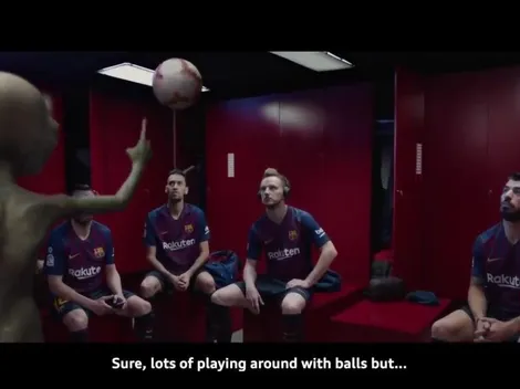 Desopilante extraterrestre se infiltra en el camarín del Barcelona y queda loco con el nuevo Audi