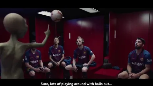 El alien enseña sus trucos futbolísticos a los jugadores del Barça