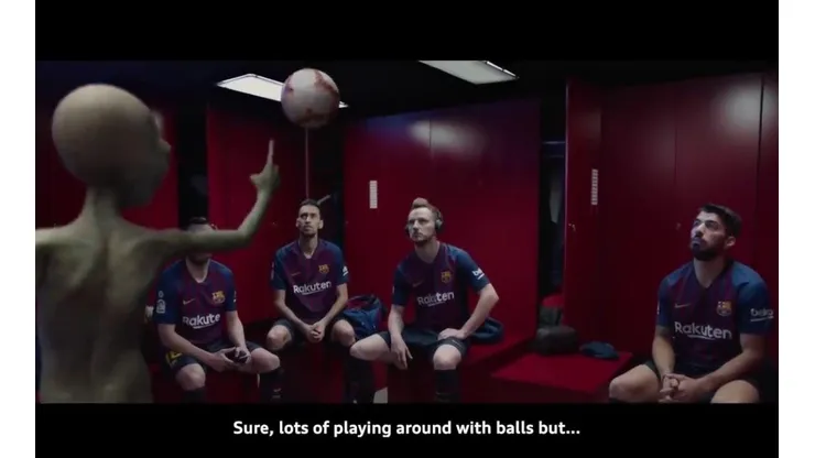 El alien enseña sus trucos futbolísticos a los jugadores del Barça