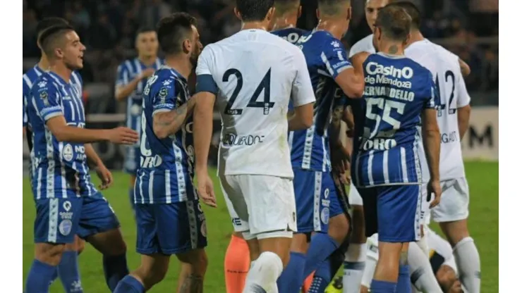El momento en el que comenzó a calentarse todo en el Godoy Cruz-Boca