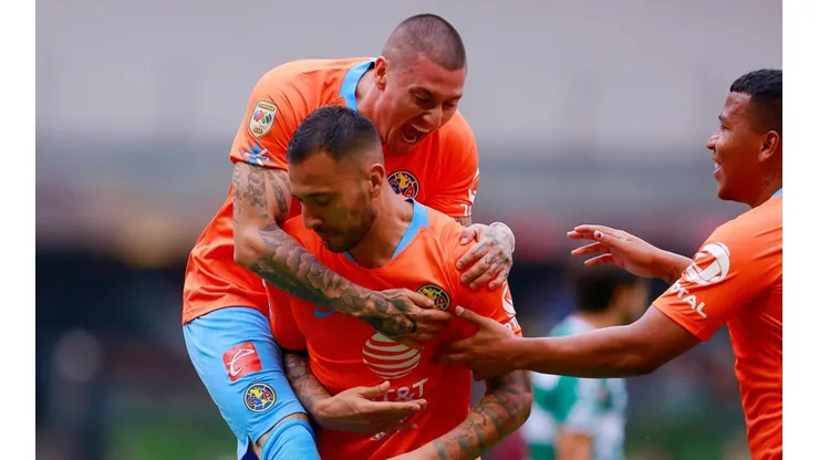 Castillo festejando el gol de Emanuel Aguilera