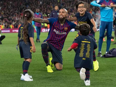 El Rey Arturo celebra junto a sus hijos en la cancha