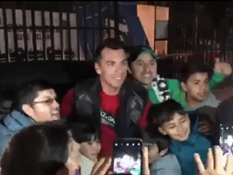 Video: Esteban Paredes a lo rockstar con los hinchas de Colo Colo