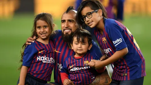 Vidal con sus tres hijos en el Camp Nou