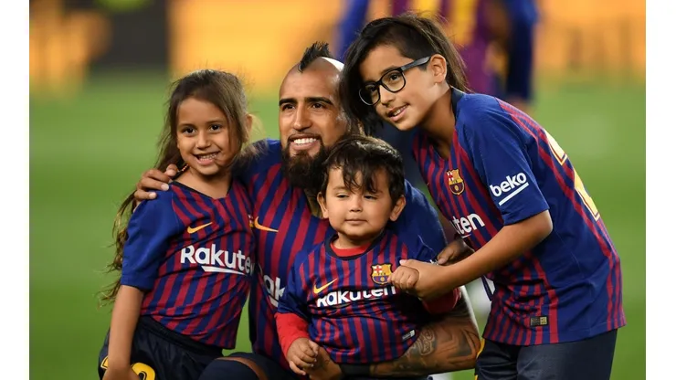 Vidal con sus tres hijos en el Camp Nou