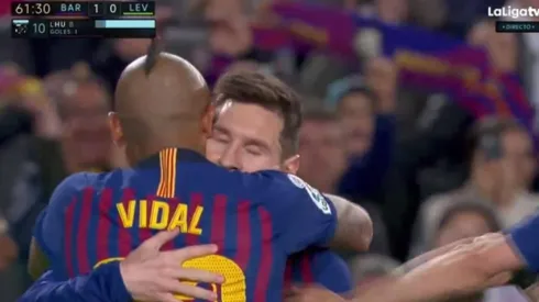 Vidal y Messi festejan el valioso gol.