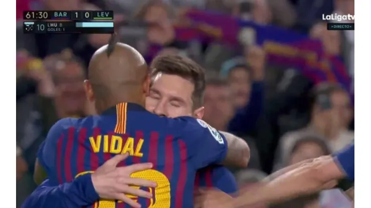 Vidal y Messi festejan el valioso gol.
