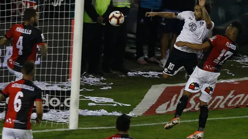 Jorge Valdivia se eleva e impacta el balón para el único gol del partido