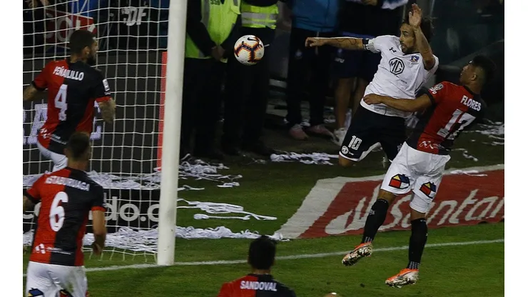 Jorge Valdivia se eleva e impacta el balón para el único gol del partido