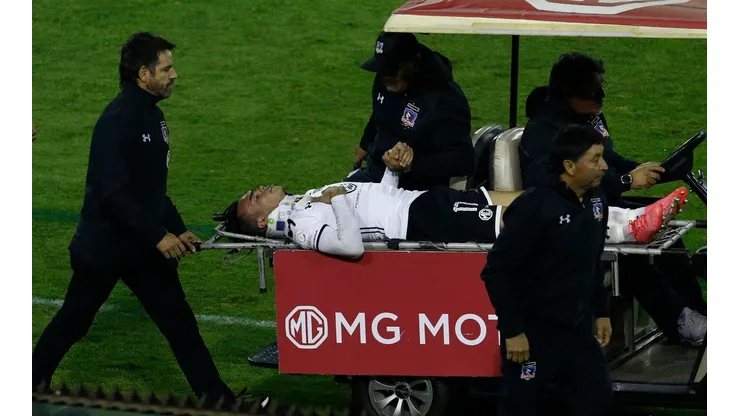Jorge Cheyre acompaña la salida de Gabriel Suazo de la cancha