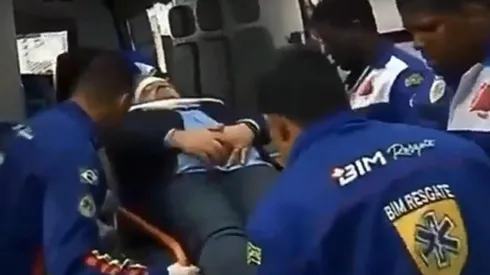 El momento en el que sacan al comentarista en ambulancia