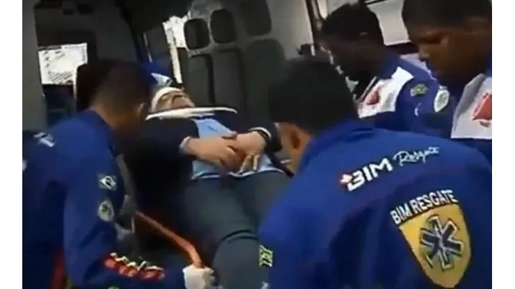 El momento en el que sacan al comentarista en ambulancia