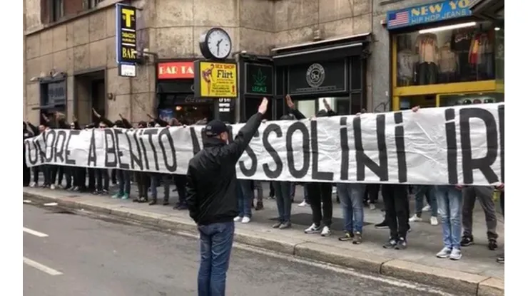 Hinchas de la Lazio homenajean a Mussolini en Milán.