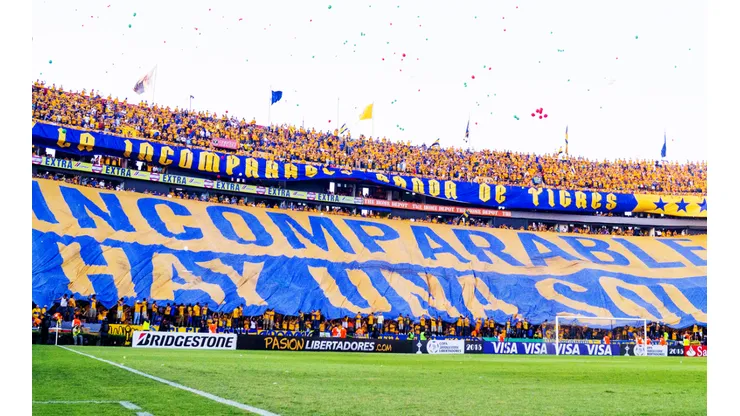 Hinchada de Tigres homenajea a Eduardo Vargas con lindo Tifo
