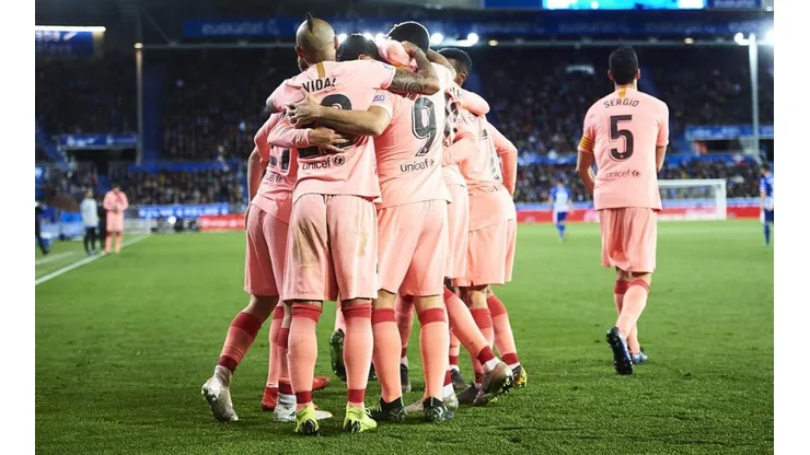 Vidal y el Barça festejan contra Deportivo Alavés y saborean la Liga 2018-19.