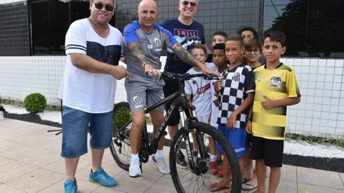 Sampaoli posa orgulloso con su nueva bicicleta