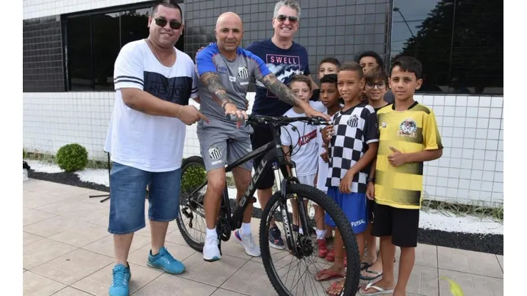Sampaoli posa orgulloso con su nueva bicicleta
