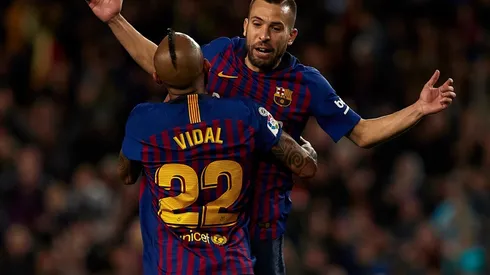 Alba celebra el 2-1 con el chileno