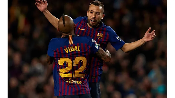 Alba celebra el 2-1 con el chileno