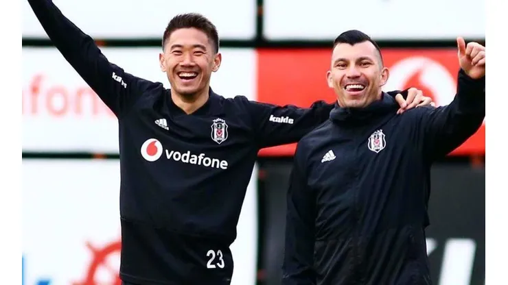 Gary Medel junto a su amigo Shinji Kagawa