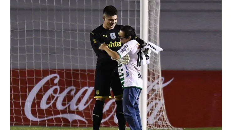 Dawson y Lucas tras el penal que convirtió el segundo