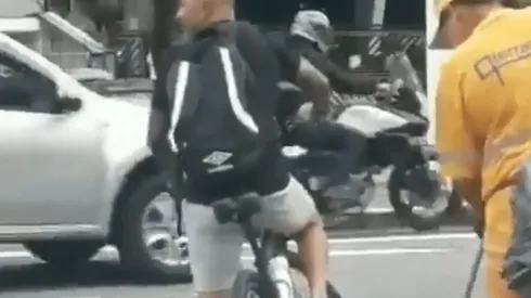 Sampaoli fue al banco...¡Y le robaron su bicicleta!