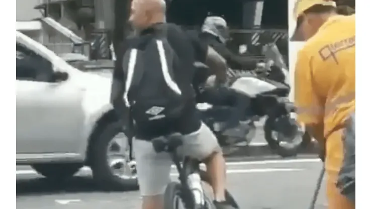 Sampaoli fue al banco...¡Y le robaron su bicicleta!
