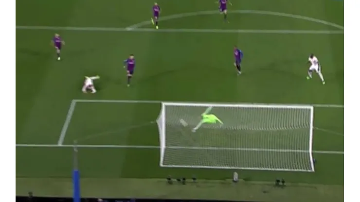 Ter Stegen evitó el golazo de Alexis con un tapadón.