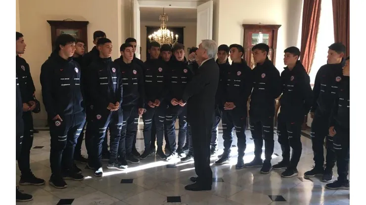 Piñera hace instantes con la Sub 17 en la Moneda