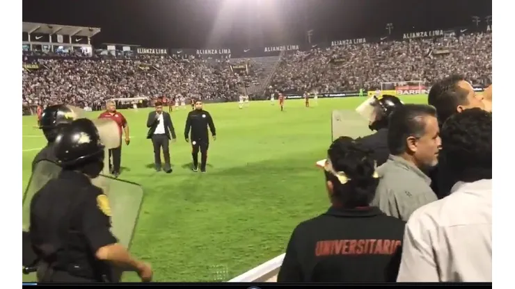 Nico Córdova gana clásico, pero lo expulsaron y le tiraron de todo desde la tribuna