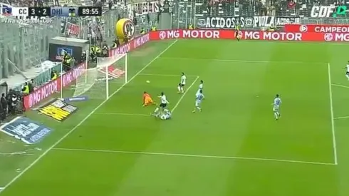 Esteban Paredes en el momento de la definición