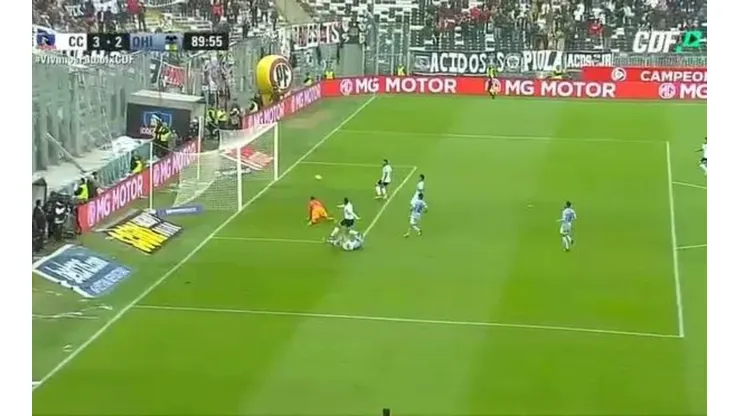 Esteban Paredes en el momento de la definición