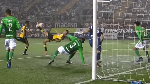 Pinilla y su contorsionista acción del minuto 86 en La Florida