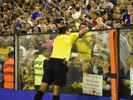Notable: Árbitro le regala sus tarjetas a un niño en la tribuna