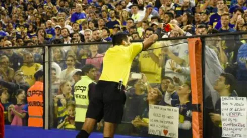 El momento en el que Haro regala sus tarjetas al pequeño afortunado