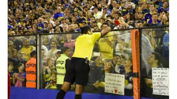 El momento en el que Haro regala sus tarjetas al pequeño afortunado