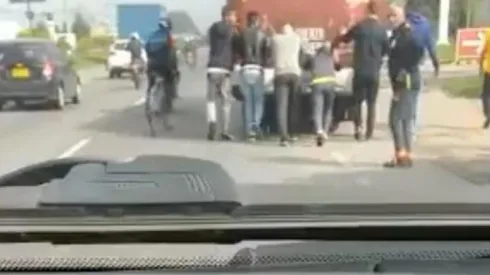 Jugadores del Santa Fe tuvieron que empujar su bus en pana