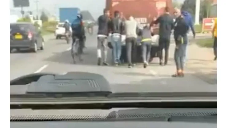 Jugadores del Santa Fe tuvieron que empujar su bus en pana