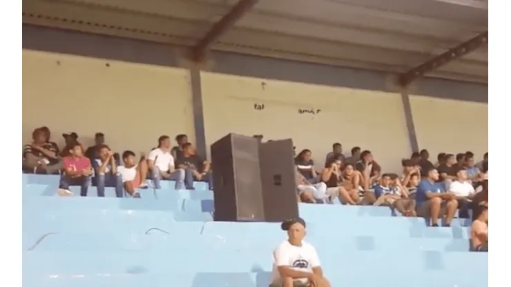 Barra salvadoreña pone parlantes para alentar a su equipo