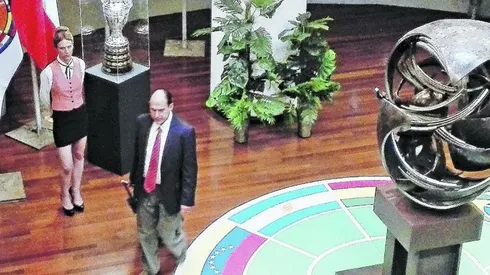 Una de las escenas en las que se ve a Parra encarnando a Jadue en el GAM