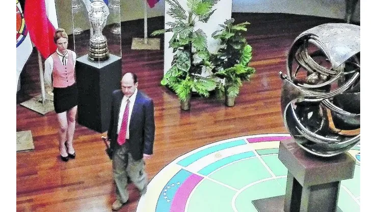 Una de las escenas en las que se ve a Parra encarnando a Jadue en el GAM