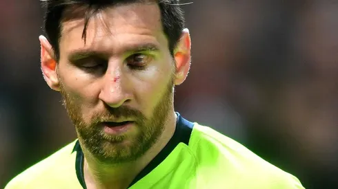 Messi aturdido con el cariñito de Smalling.