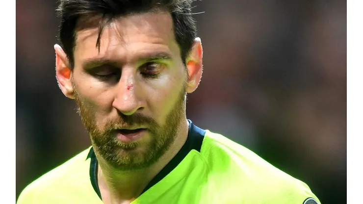 Messi aturdido con el cariñito de Smalling.