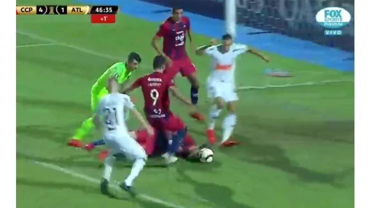Casi literal: Amorebieta deja la vida en cancha.