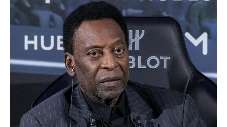 Pelé regresa a Brasil tras su hospitalización en París