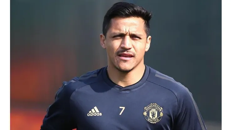 Alexis Sánchez y su novedoso bigote, de vuelta en Carrington