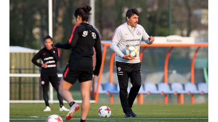 Letelier ya ajusta al equipo en Holanda