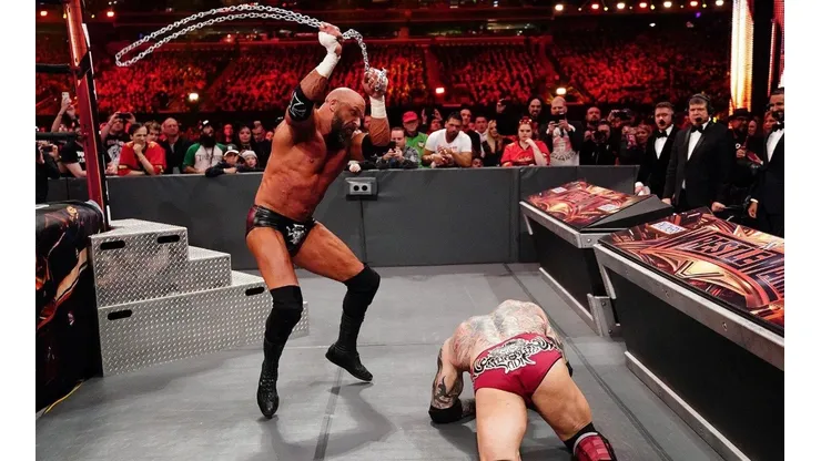 Triple H venció a Batista en una brutal pelea