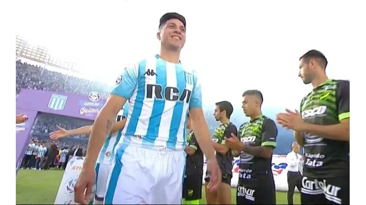 Racing recibió el pasillo de campeón por parte de Defensa