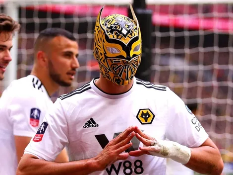 Raúl Jiménez celebró su gol con la máscara de Sin Cara